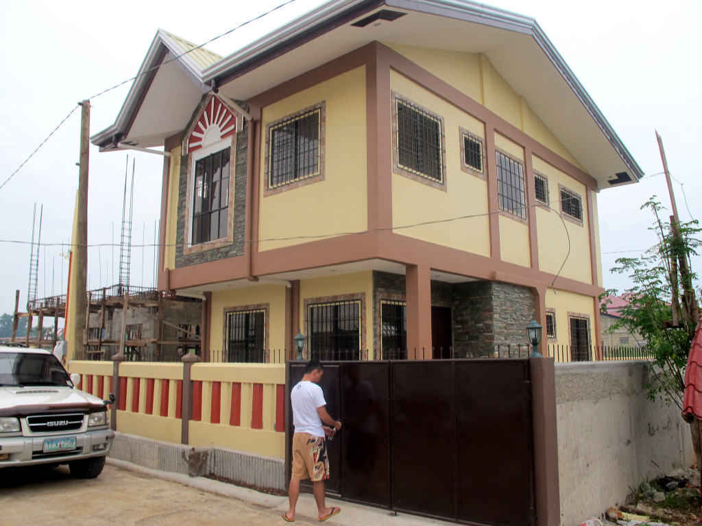 Houses that my grandmother builds and sells in Puerto Princesa - iif anyone is interested in a holiday house at one of the most beautiful islands in the world, let me know!